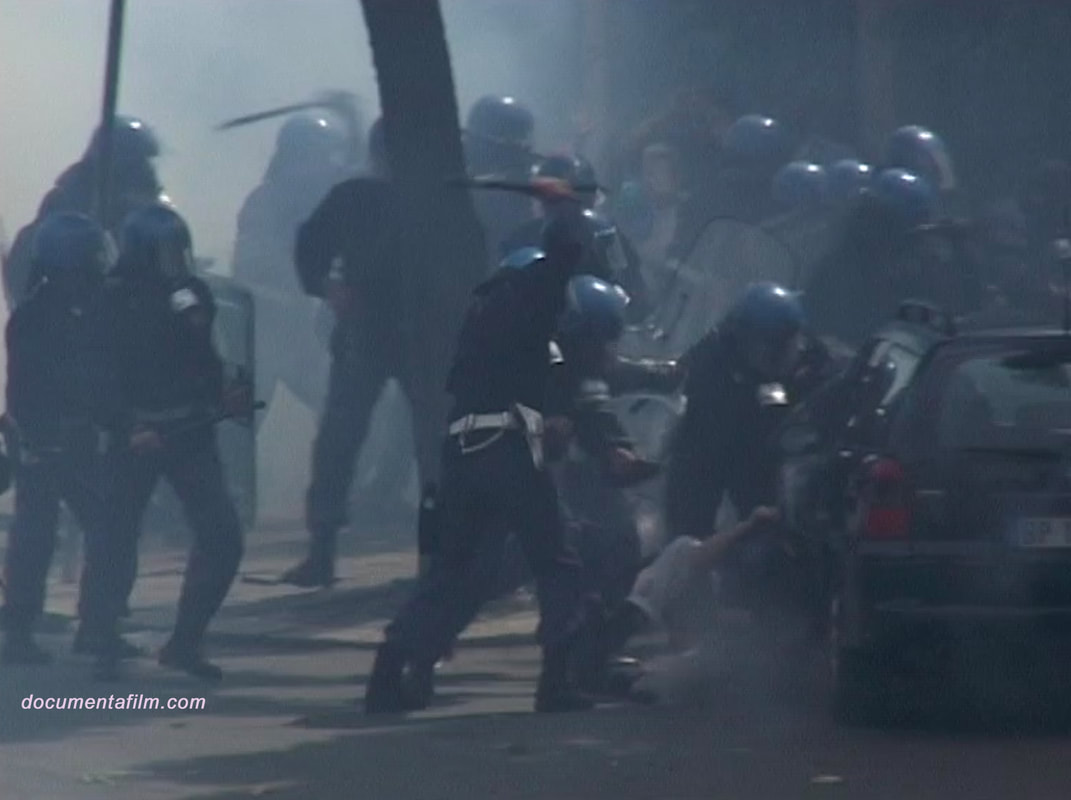 Genova G8 2001, carica polizia in piazza Manin