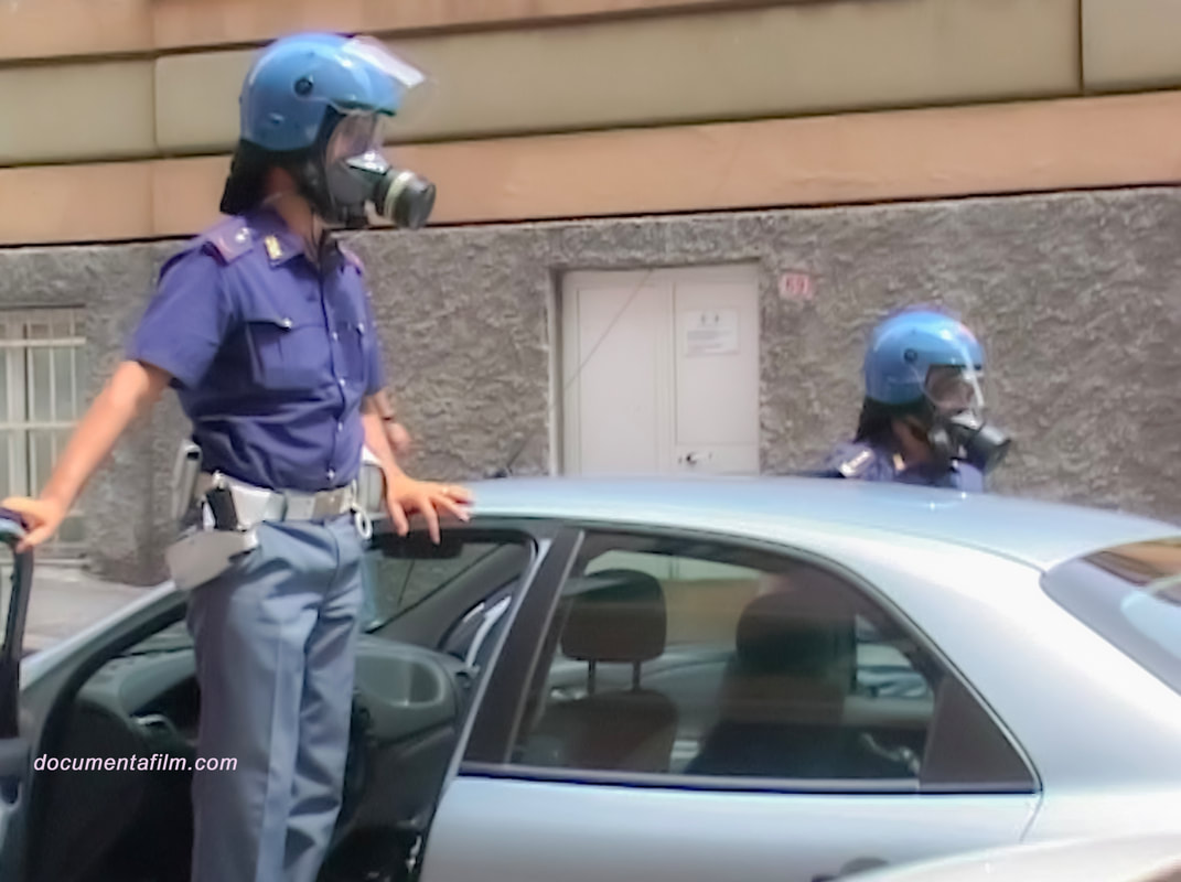 Genova G8 2001, Polizia con maschera antigas, piazza Manin
