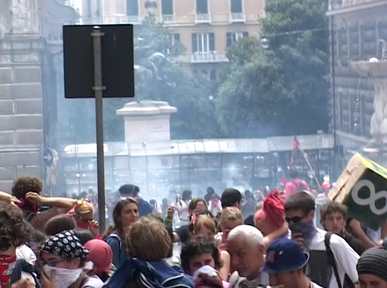 Genova G8 / Venerdì 20 luglio 2001 Piazza Manin, cariche della polizia