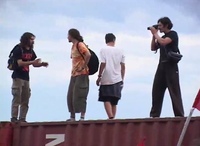 Filmmakers riprendono il corteo dai contenitori della zona rossa, genova G8 2001